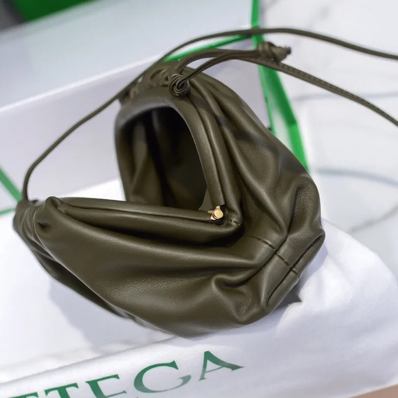 Batch 1120 Bottega Veneta cloud bag ☁️POUCH series original plain calfskin, super low-key and eye-catching, soft and casual. Major internet celebrity bloggers are crazy about calling it fashionable and classy, ​​lazy and intellectual. Small size: 23*13*7 (small cloud plain) dark green, model: 6671